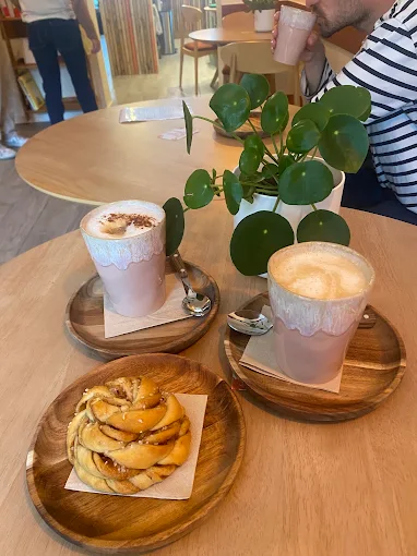 café majude, tasses de latte à Uccle